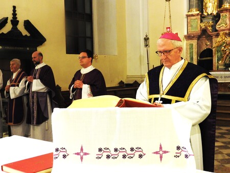 Nadškof mgsr. Zore je izrekel vse priznanje izvajalcem del pri  napeljavi ogrevanja v cerkvi